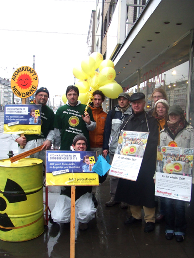 Aktion der Anti-Atom-Gruppe Bonn vor der Allianz-Vertretung