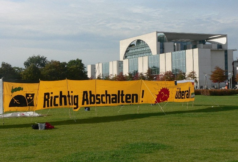 Anti-Atom-Transparente vor dem Bundeskanzleramt