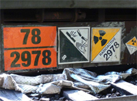 Kennzeichnung der Waggons mit Uranhexafluorid-Beh&auml;ltern