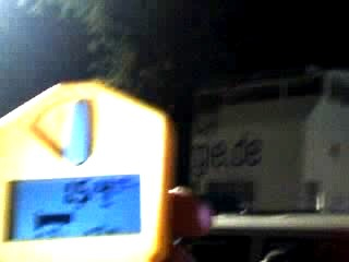 Aufnahme des Messinstruments zusammen mit einem gerade vorbeifahrendem Castor-Transportbeh&auml;lter. Das Display zeigt 1.54 &micro;Sv/h Gammastrahlung.